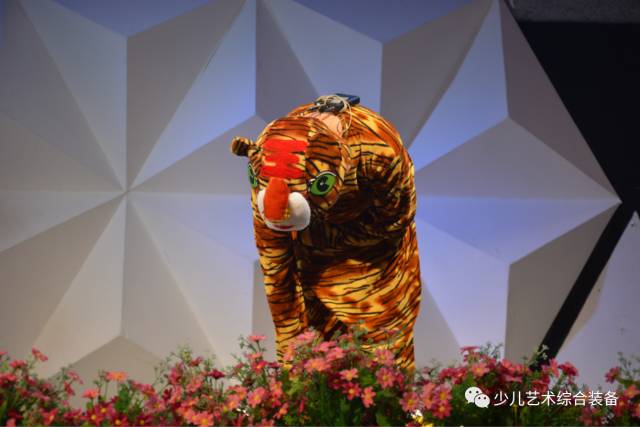 足总杯窗口期走向成谜；博卡青年主帅复盘；引发热议；临场指挥获称赞的简单介绍